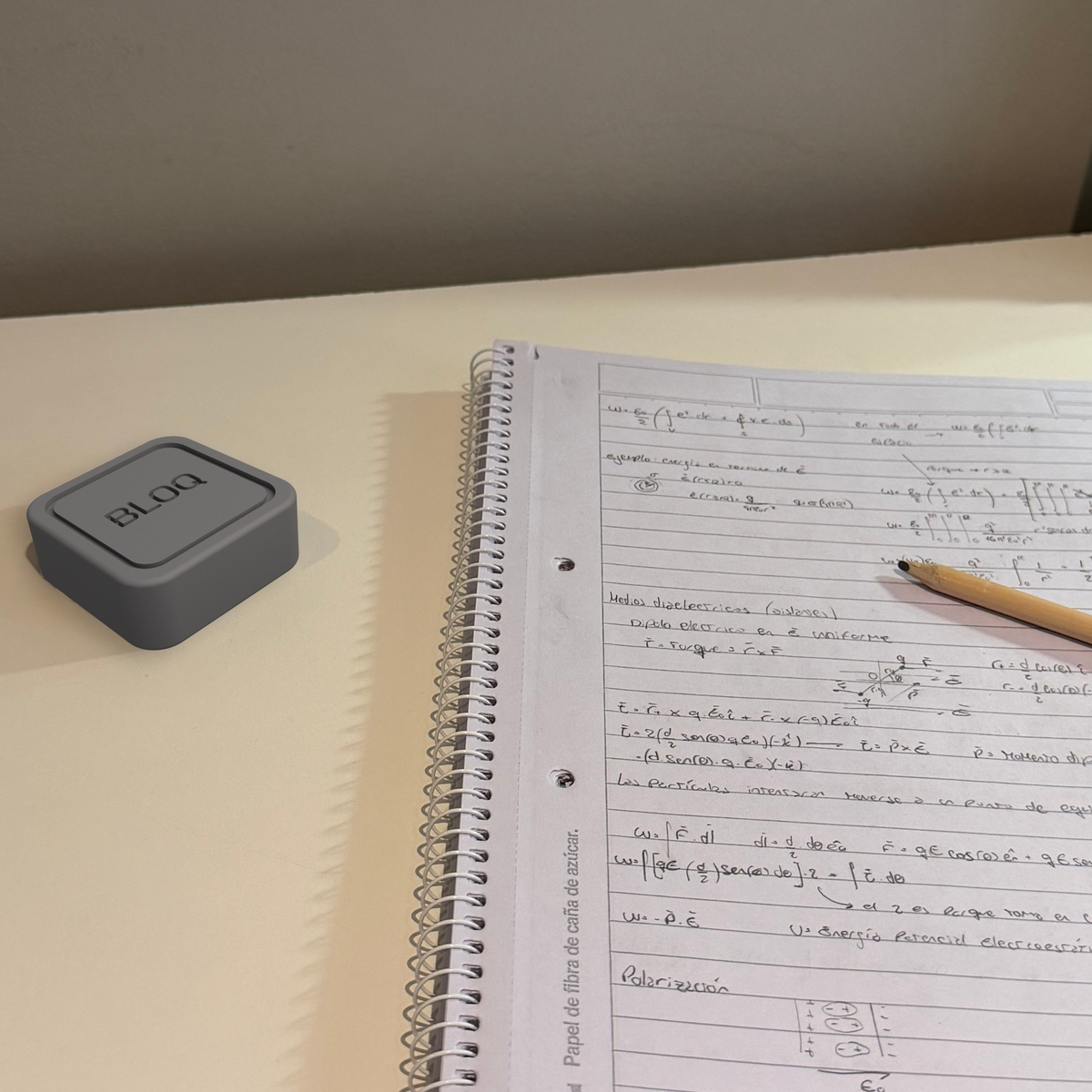 BLOQ sobre un escritorio junto a una libreta, listo para un bloque de foco