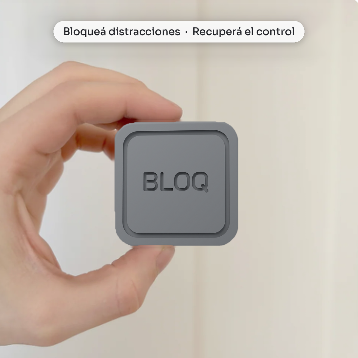 Mano sosteniendo el dispositivo BLOQ